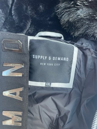 Abrigo Supply and Demand Blanco