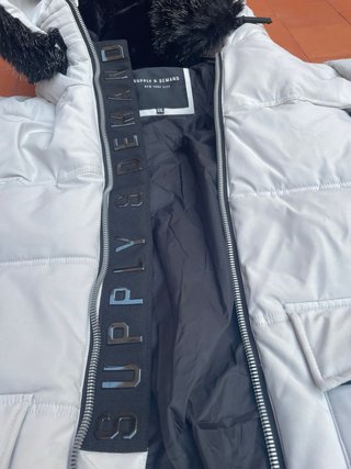 Abrigo Supply and Demand Blanco