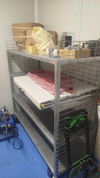Estanterías metálicas con ruedas