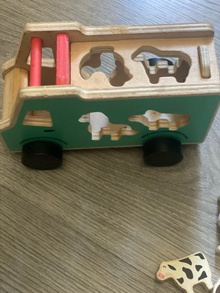 Camión de madera con animales