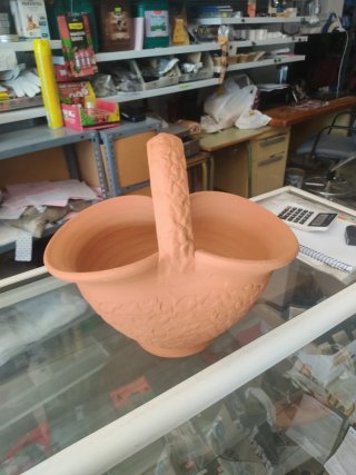 Cesta de barro decorativa