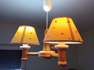 Lámpara infantil de madera con pantalla