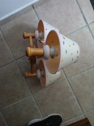 Lámpara infantil de madera con pantalla