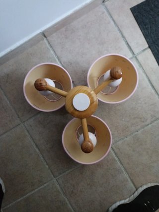 Lámpara infantil de madera con pantalla