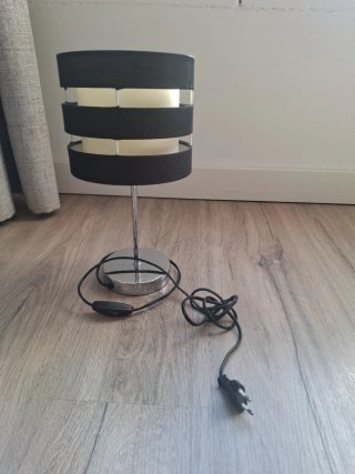 Lámpara de mesa negra y plateada