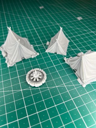 Miniaturas de tienda de campaña y hoguera