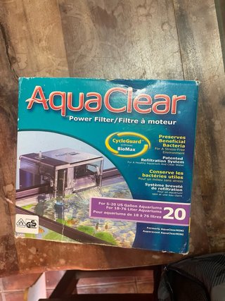 Acuario de cristal con filtro AquaClear