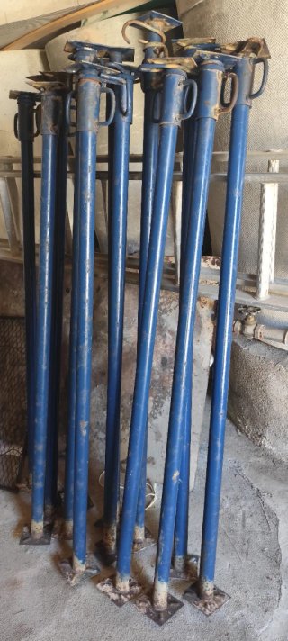 Puntales de construcción metálicos azules