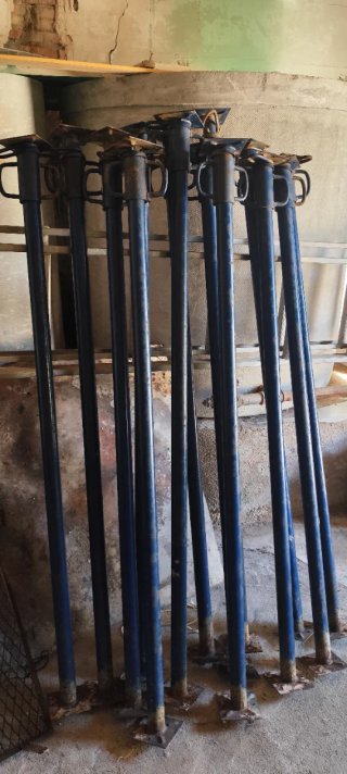 Puntales de construcción metálicos azules