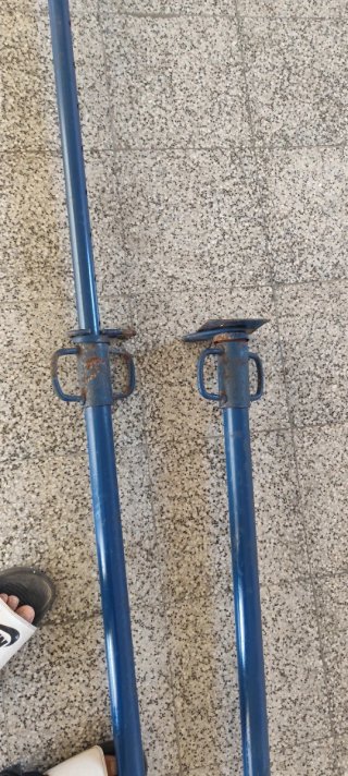 Puntales de construcción metálicos azules