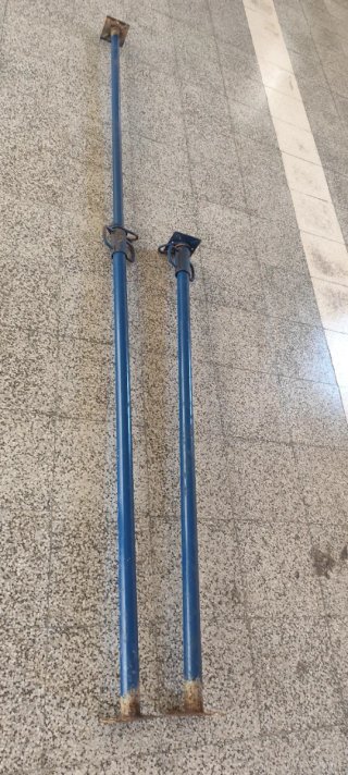 Puntales de construcción metálicos azules