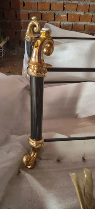 Estructura de mesa metálica, no tiene cristal.