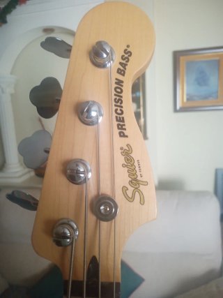 Bajo Squier by Fender Precision Bass