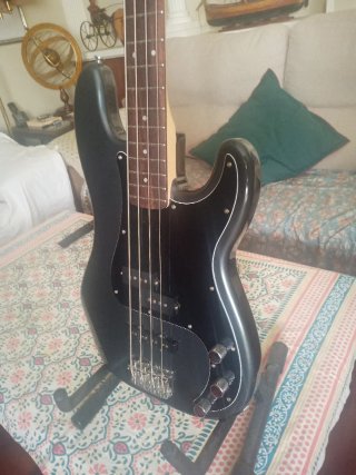 Bajo Squier by Fender Precision Bass