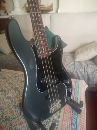 Bajo Squier by Fender Precision Bass