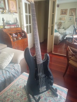 Bajo Squier by Fender Precision Bass