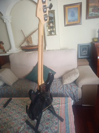 Bajo Squier by Fender Precision Bass