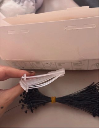 Enganches para etiquetas de ropa (negro, blanco)
