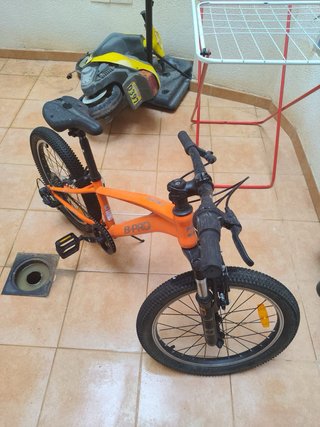 Bicicleta infantil naranja poco usada