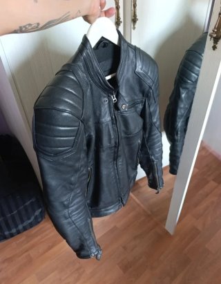 Cazadora de moto negra