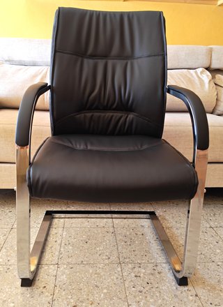 Silla de oficina voladiza negra y plateada