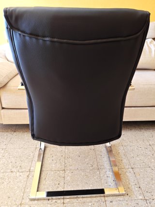 Silla de oficina voladiza negra y plateada