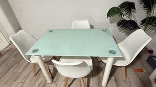 Mesa Comedor Cristal y 4 Sillas Blancas