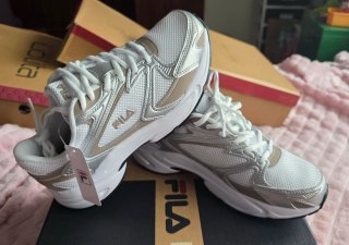 Zapatillas Fila Blancas y Plateadas