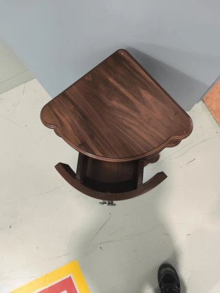 Rinconera de madera con cajón