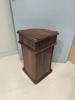 Rinconera de madera con cajón