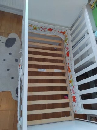 Cuna de madera blanca con diseño de nubes