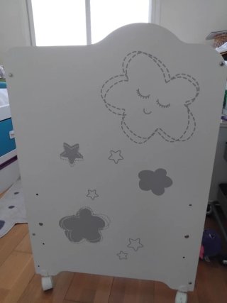 Cuna de madera blanca con diseño de nubes