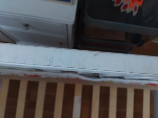 Cuna de madera blanca con diseño de nubes