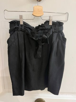 Falda Negra Corta con Cinturón