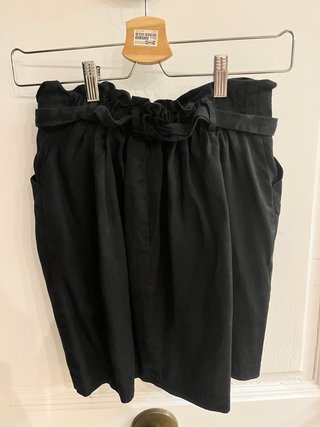 Falda Negra Corta con Cinturón