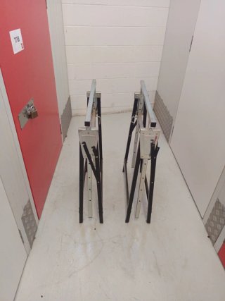 Juego de 2 caballetes metálicos telescópicos.