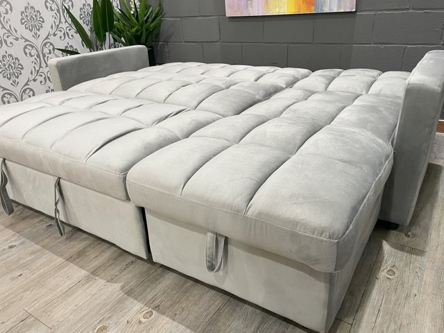 Sofá modular gris de terciopelo