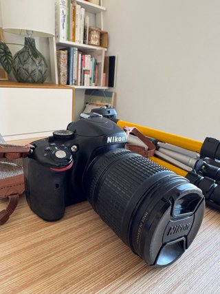 Cámara Nikon D5100 con accesorios