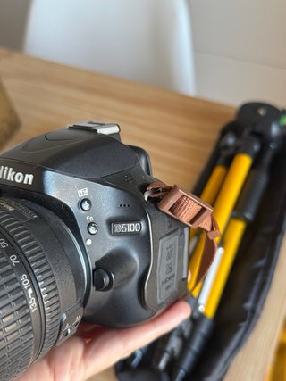 Cámara Nikon D5100 con accesorios