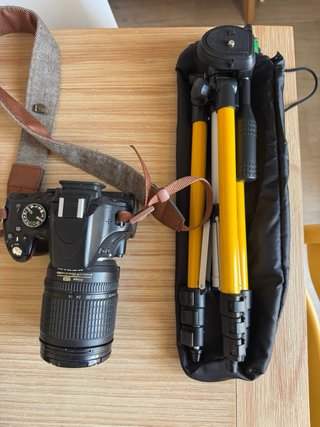 Cámara Nikon D5100 con accesorios