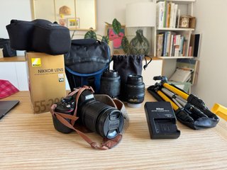 Cámara Nikon D5100 con accesorios