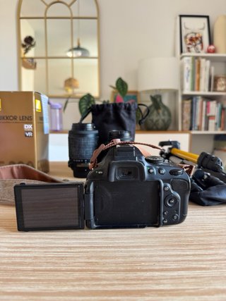Cámara Nikon D5100 con accesorios