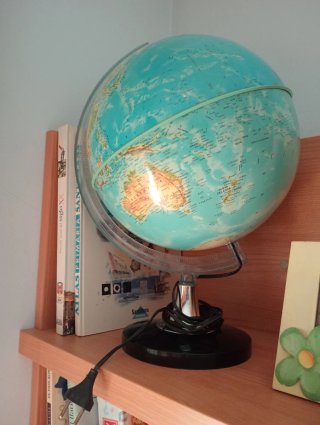 Globo terráqueo con luz