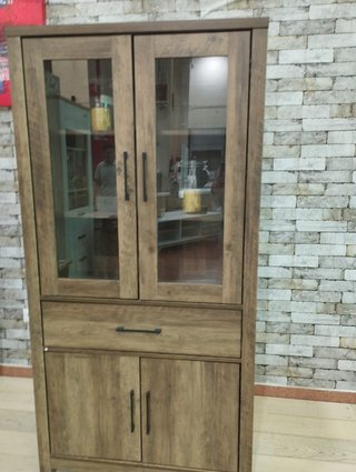Vitrina de madera y cristal