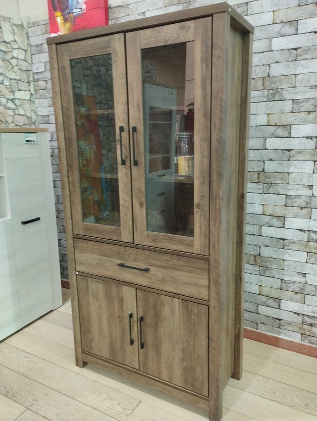 Vitrina de madera y cristal