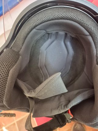 Casco de moto gris con dos viseras