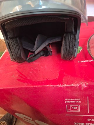 Casco de moto gris con dos viseras