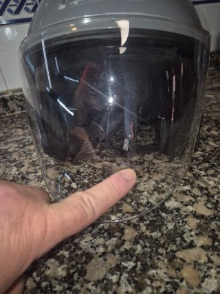Casco de moto gris con dos viseras