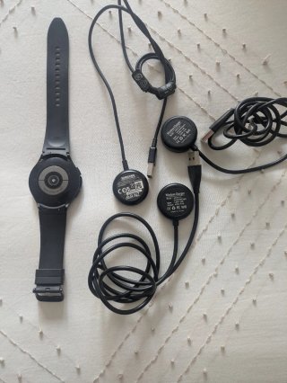 Tres Cargadores Inalámbricos Samsung E y pulsera