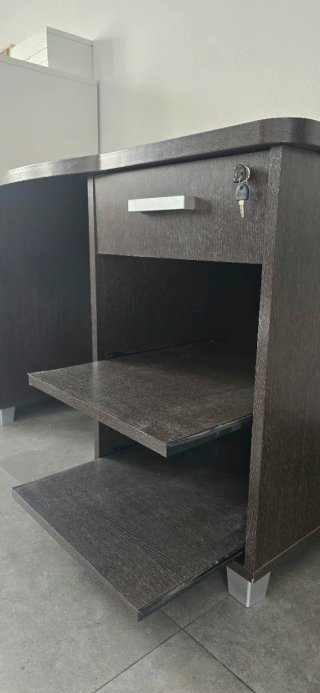 Escritorio de madera marrón